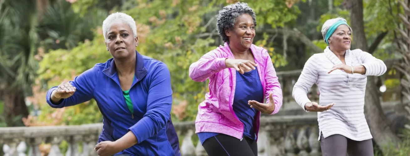 Três mulheres praticando exercícios