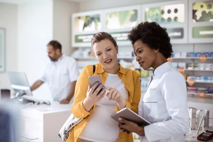 Farmacêutico atendendo um cliente na farmácia